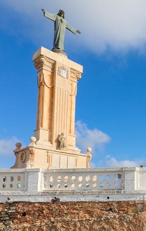 Monumento a Cristo sulla cima del Monte Toro.