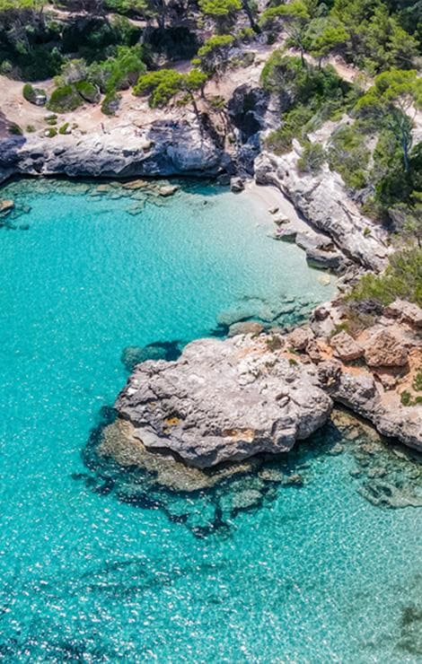 Cala Mitjana, una caletta incontaminata situata nella zona sud di Minorca.
